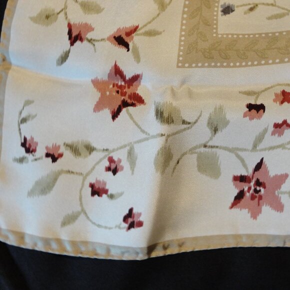 100% Silk Laura Ashley scarf 1970's vintage excellent condition 34 x 34 Italy - Picture 6 of 9